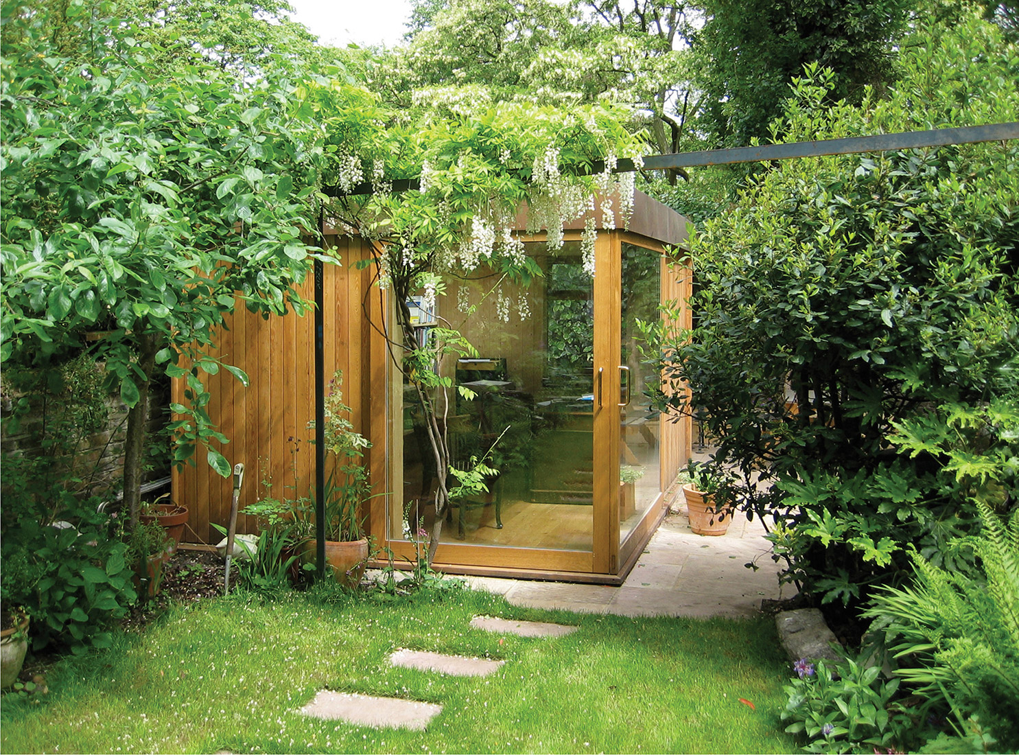 Garden room with greenery